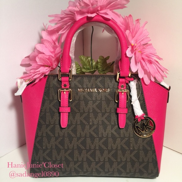 Michael Kors Handbags - ᎷᎥᏟᎻᎪᎬᏞ ᏦᎾᏒᎦ MD CIARA PINK SIGNATURE MESSENGER